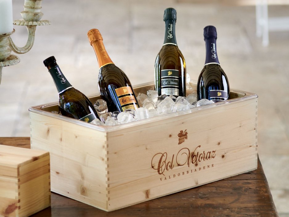 Kvalita šumivých vín s označením prosecco může být excelentní, ale taky dost mizerná. A právě to znepokojuje výrobce těch kvalitnějších. Některá severoitalská vinařství se proto rozhodla na svých lahvích raději označení prosecco vůbec neuvádět.