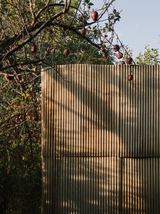 Upcyklovaná sauna z levných materiálů podle návrhu studia ika.architekti