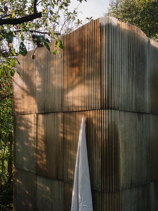 Upcyklovaná sauna z levných materiálů podle návrhu studia ika.architekti