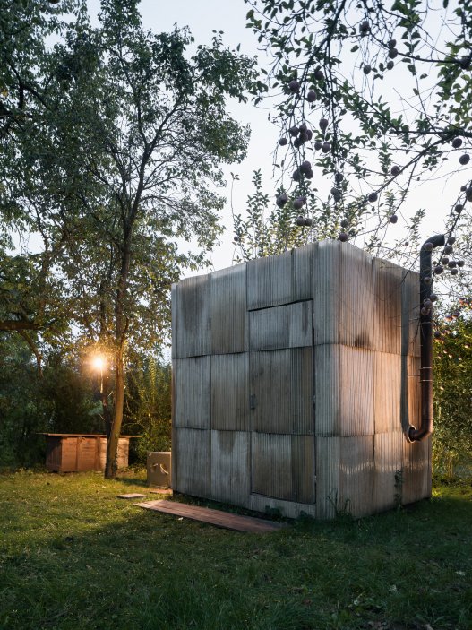 Upcyklovaná sauna z levných materiálů podle návrhu studia ika.architekti