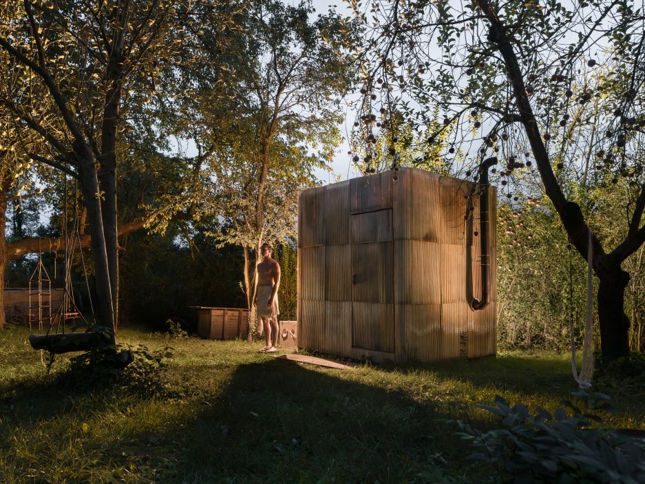 Upcyklovaná sauna z levných materiálů podle návrhu studia ika.architekti