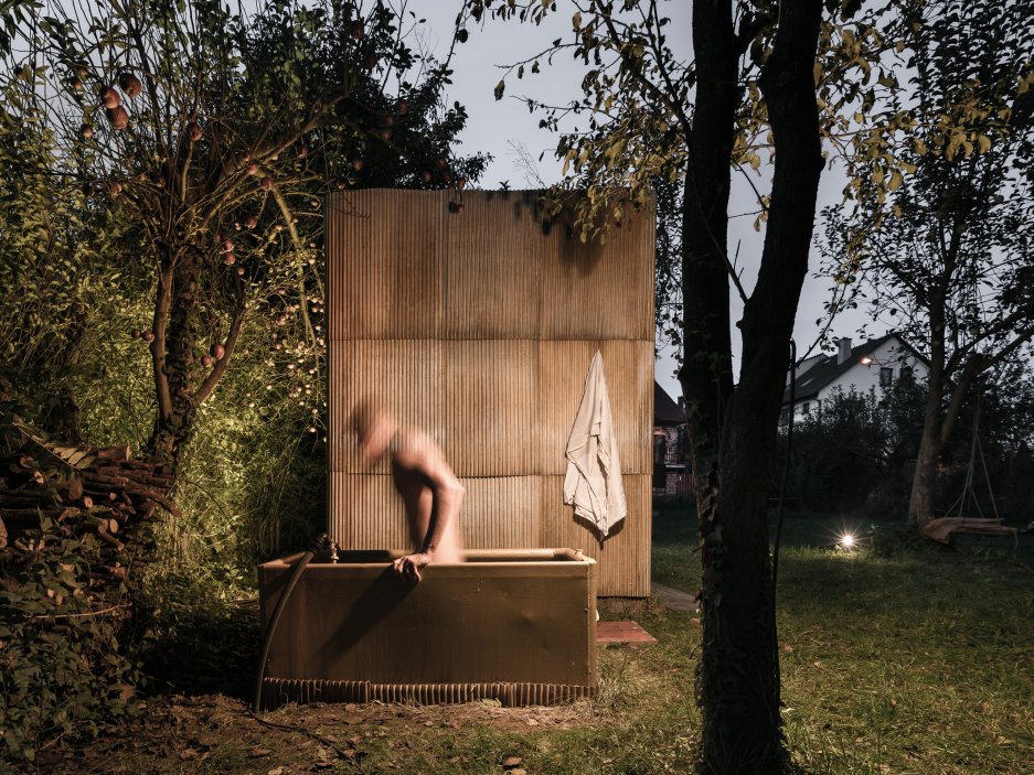 Upcyklovaná sauna z levných materiálů podle návrhu studia ika.architekti