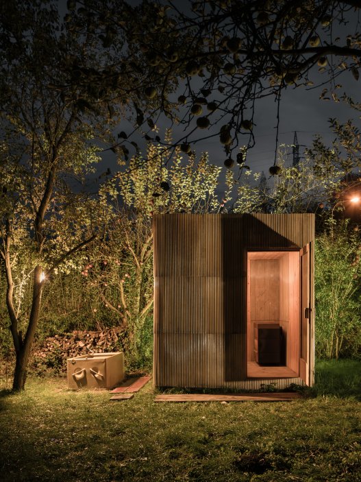Upcyklovaná sauna z levných materiálů podle návrhu studia ika.architekti