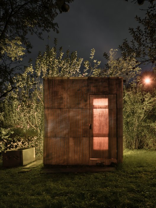Upcyklovaná sauna z levných materiálů podle návrhu studia ika.architekti