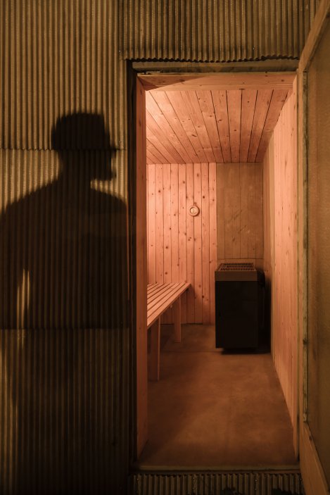 Upcyklovaná sauna z levných materiálů podle návrhu studia ika.architekti