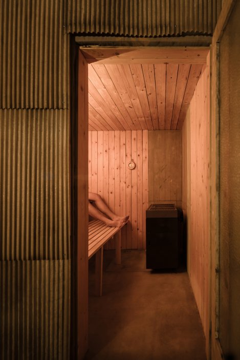 Upcyklovaná sauna z levných materiálů podle návrhu studia ika.architekti