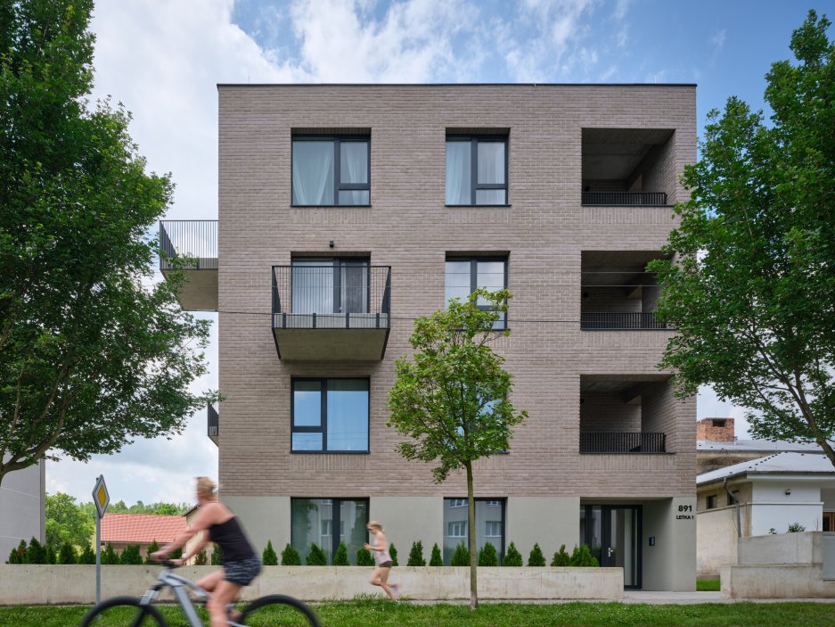 Jednou z prvních realizací obytného souboru Letka je právě tento čtyřpatrový obytný dům.