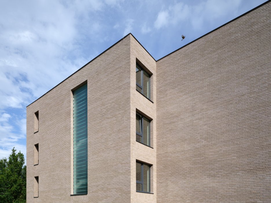 Vizuálně objekt se objekt odkazuje na industriální minulost místa.