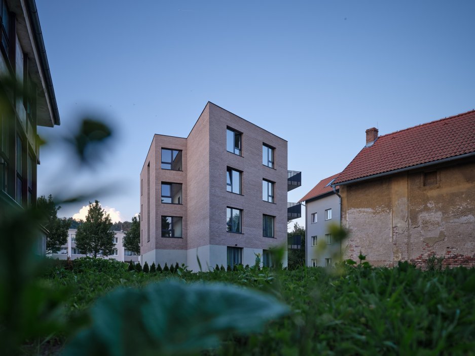 Architekti se snažili citlivě doplnit lokalitu a podpořit její rozvoj moderní architekturou, která ladí s industriálním prostředím.