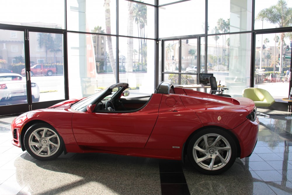 Model Roadster v roce 2010, showroom Tesly v kalifornské Newport Beach, 