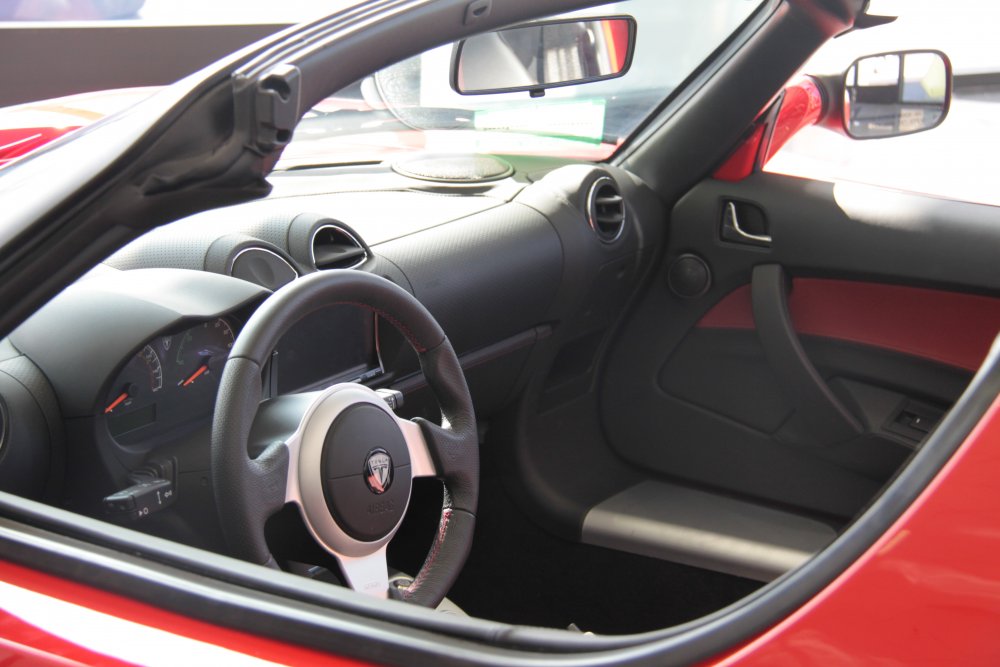 Model Roadster v roce 2010, showroom Tesly v kalifornské Newport Beach, 