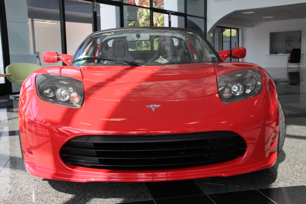 Model Roadster v roce 2010, showroom Tesly v kalifornské Newport Beach, 