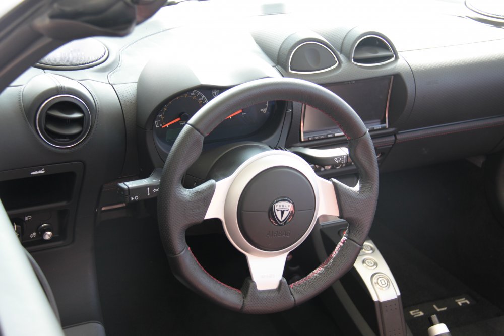 Model Roadster v roce 2010, showroom Tesly v kalifornské Newport Beach, 