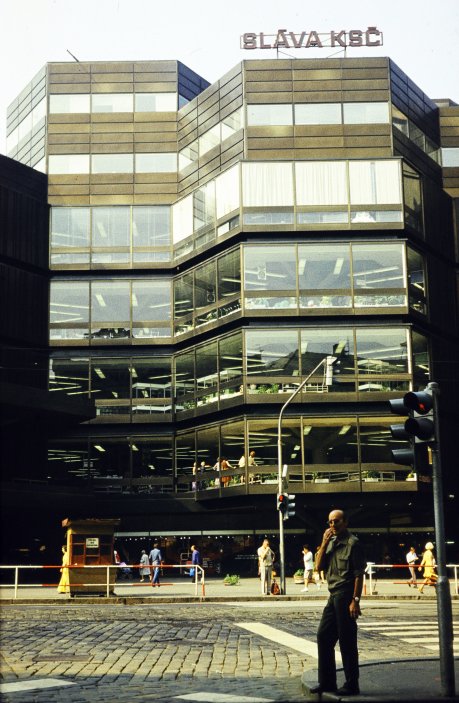 Architekti původně uvažovali o ocelové konstrukci, řešení se ale ukázalo jako finančně nákladné.