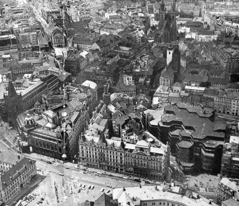 Architekti takto vyřešili nepravidelnou parcelu, zároveň se tak mohli popasovat s okolní zástavbou.