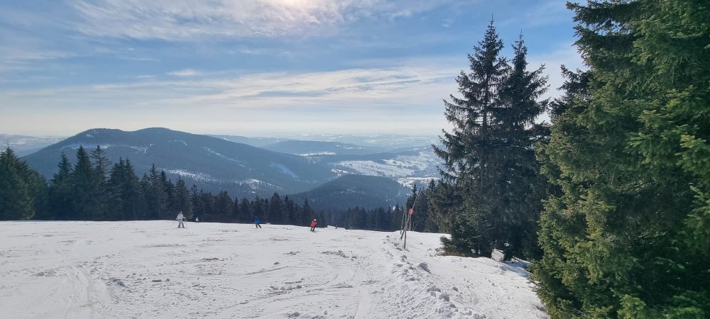Rokytnická červená FISka je jednou z nejdelších, nejvýše položených, nejnáročnějších a nejhezčích sjezdovek v celé zemi. Je zhruba 2500 metrů, začíná v nadmořské výšce 1315 metrů pod vrcholem Lysé hory a má převýšení téměř 600 metrů. Navíc z horních pasáží jsou krásné výhledy na Krkonoše.