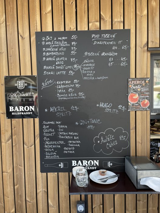 A stejně jako v italských Alpách a tamních apres-ski  i tady pod Lysou horou nabízí Aperol Spritz…