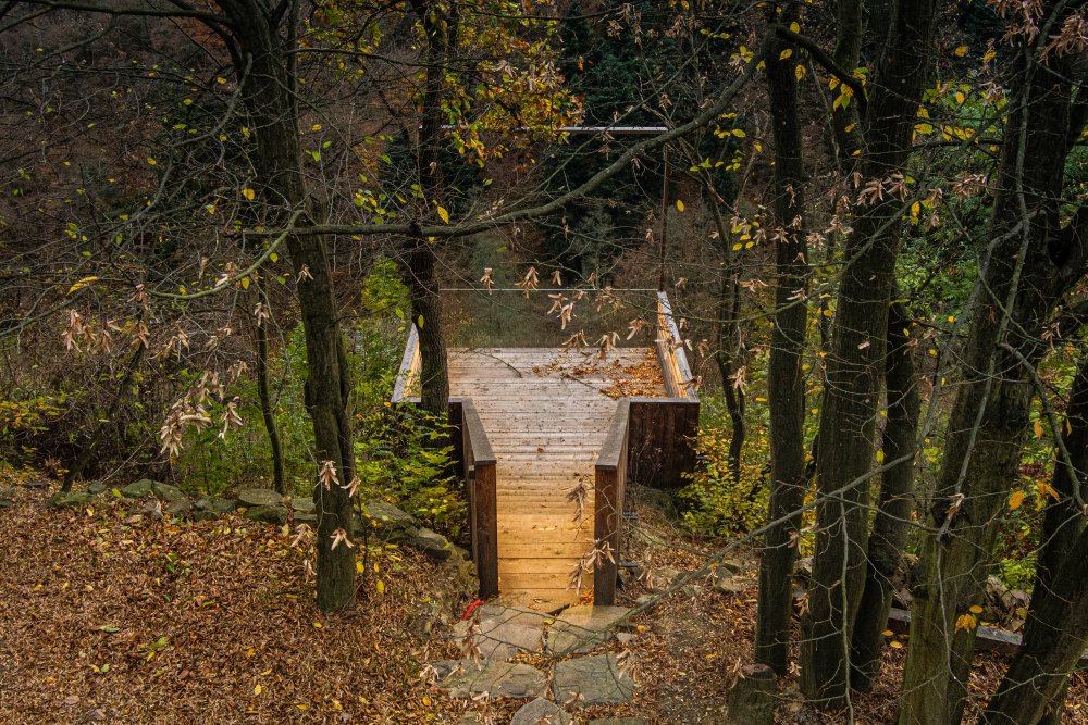 Konstrukční a tvarové řešení stavby vychází z podmínky nezasahovat do stávajícího terénu, nekácet žádné stromy.