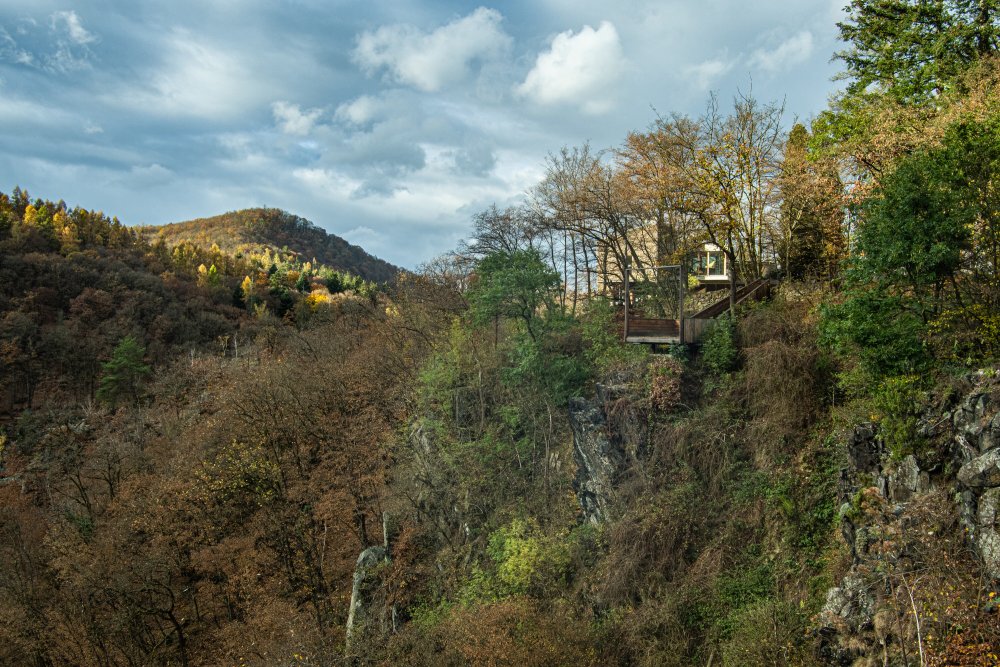 Poblíž vyhlídky stojí na temeni svahu rodinný dům z počátku 20. století, jehož zahrada k ostrohu přiléhá.