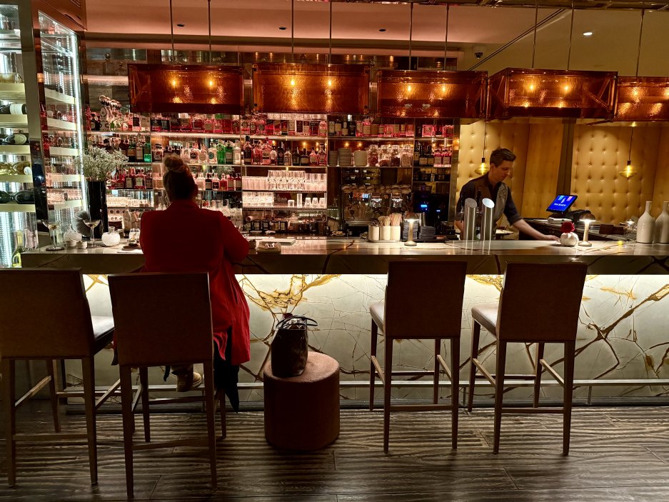 bar s venezuelským kamenem