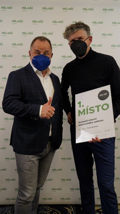 Nejlepším mluvčím soukromého sektoru je Filip Hrubý (na snímku vpravo spolu s Tomášem Salomonem, šéfem spořitelny), vedoucí externí komunikace České spořitelny. Cenu Hrubému předává 