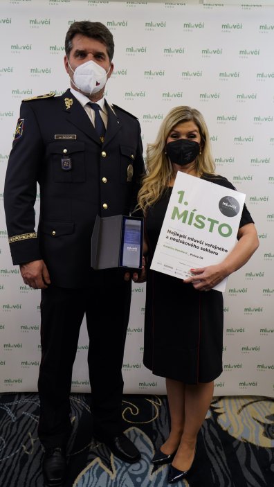 ejlepší mluvčí veřejného a neziskového sektoru se stala Kateřina Rendlová (na snímku s policejním prezidentem Janem Švejdarem), vedoucí odboru komunikace a vnějších vztahů Policejního prezidia.