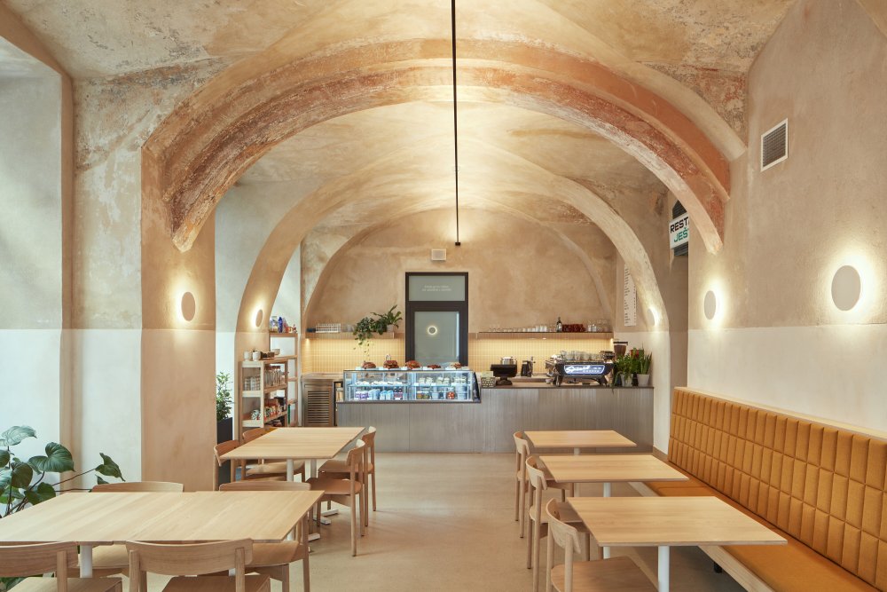 Pražský bar se dostal prestižního gastro průvodce. Míchají v něm drinky z polníčku nebo borové šišky