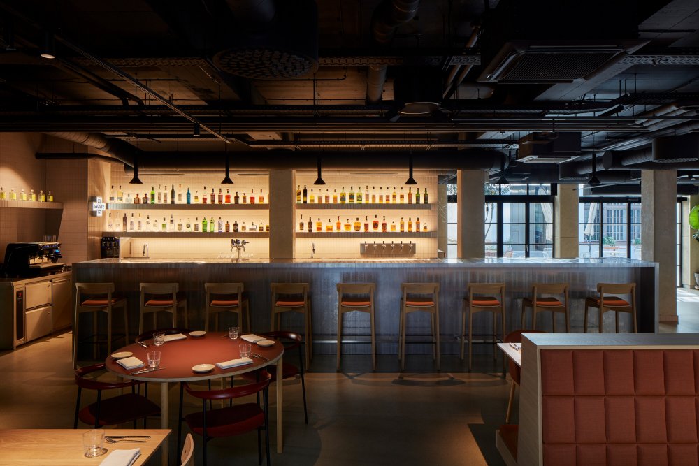 Pražský bar se dostal prestižního gastro průvodce. Míchají v něm drinky z polníčku nebo borové šišky