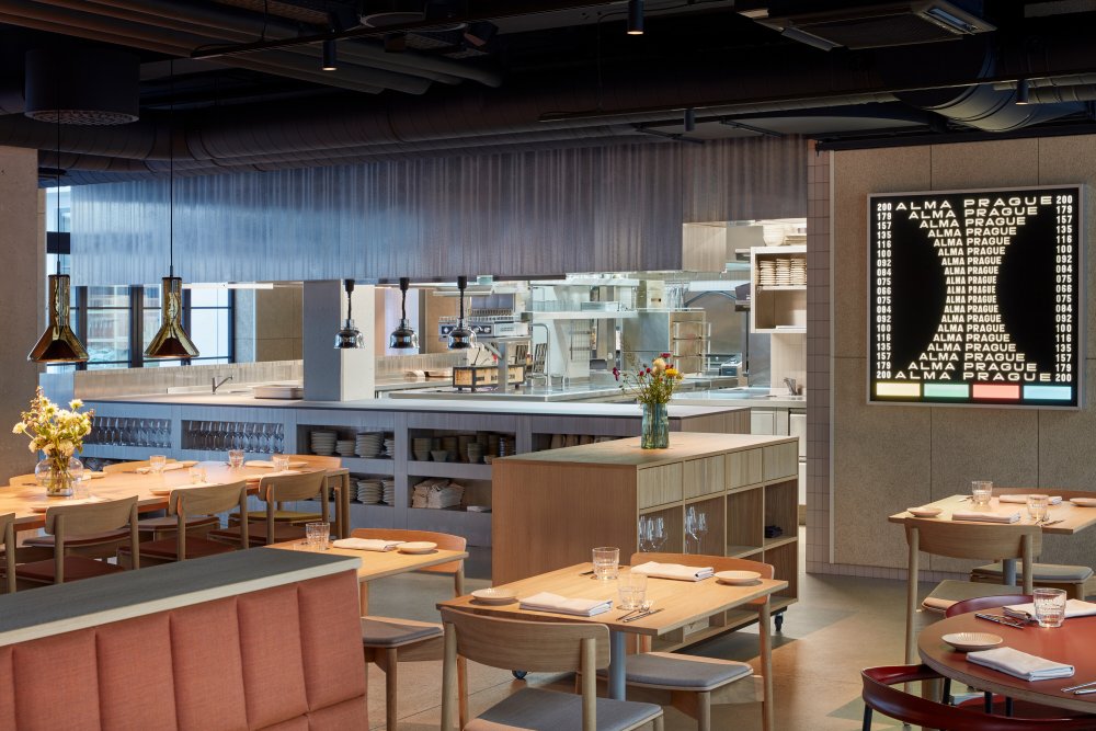 Pražský bar se dostal prestižního gastro průvodce. Míchají v něm drinky z polníčku nebo borové šišky