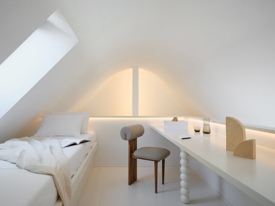 Horní patro je koncipované jako samostatný apartmán s ložnicí, koupelnou a ateliérem. 