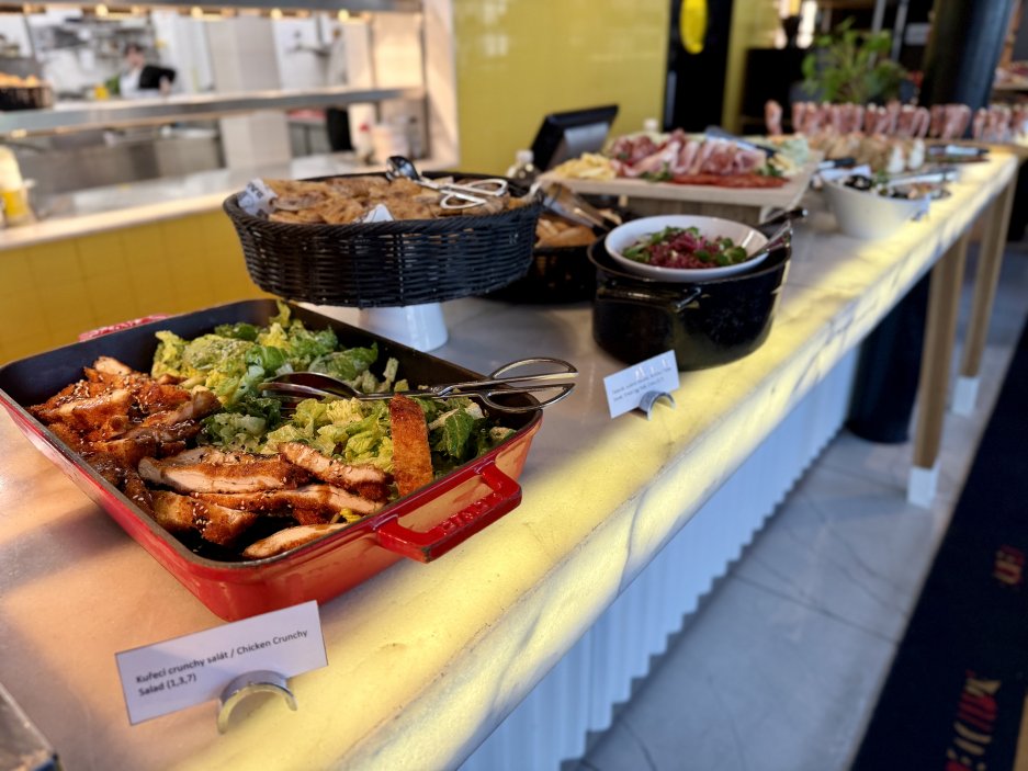 Nedělní brunch v pražském hotelu Mama Shelter