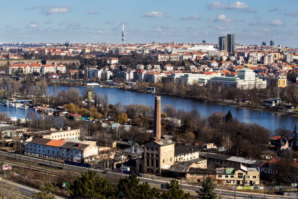Zlíchovský lihovar se nachází mezi ulicemi Nádražní a Strakonická. 