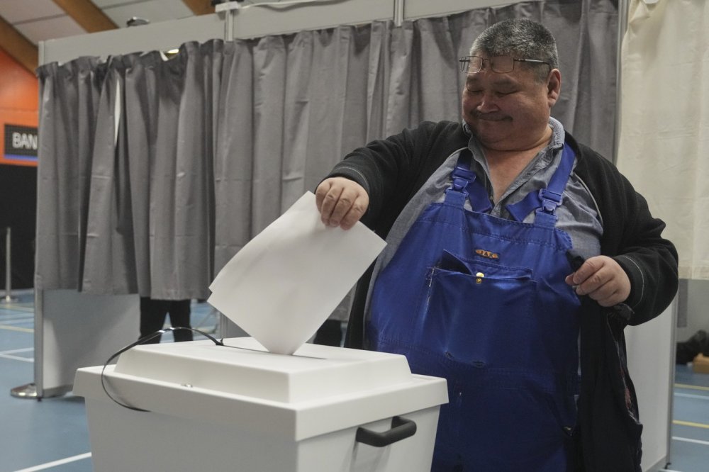 V úterních volbách do Inatsisartutu překvapivě vyhráli středopraví a liberální Demokraté, kteří prosazují postupnou cestu k nezávislosti. Druhý však skončil Naleraq, který by se dal charakterizovat jako tamější populistické uskupení volající po rychlém odtržení a těsnější spolupráci se Spojenými státy.