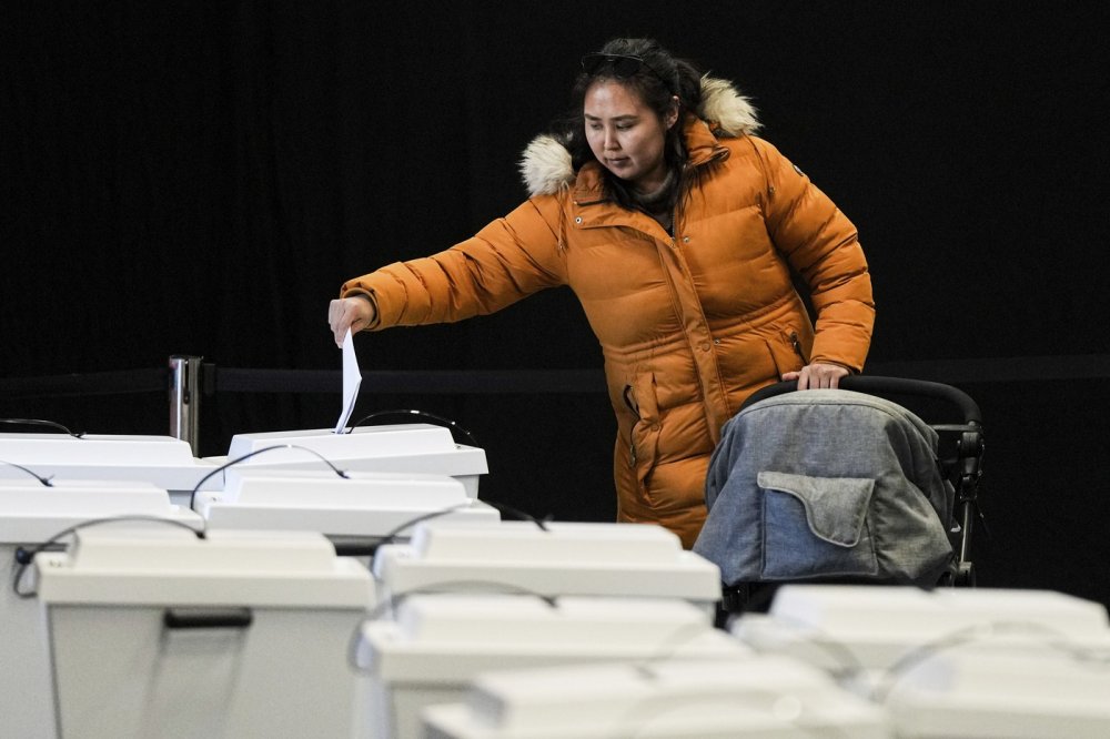 V úterních volbách do Inatsisartutu překvapivě vyhráli středopraví a liberální Demokraté, kteří prosazují postupnou cestu k nezávislosti. Druhý však skončil Naleraq, který by se dal charakterizovat jako tamější populistické uskupení volající po rychlém odtržení a těsnější spolupráci se Spojenými státy.