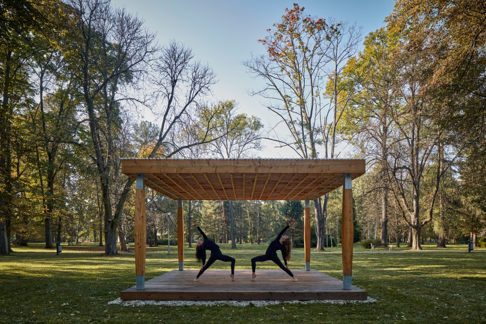 Takzvané Yogapointy mají zatraktivnit veřejný prostor a zároveň motivovat lidi ke zdravějšímu životnímu stylu, k pobytu a relaxaci v přírodě. 