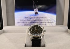 Hodinky PRIM Tycho Brahe KOSMOS 01. První české hodinky, které se prostřednictvím stratosférického balonu dostaly do vesmíru, se draží. Výtěžek použije majitel na opravu zchátralé hvězdárny v Krušných horách.
