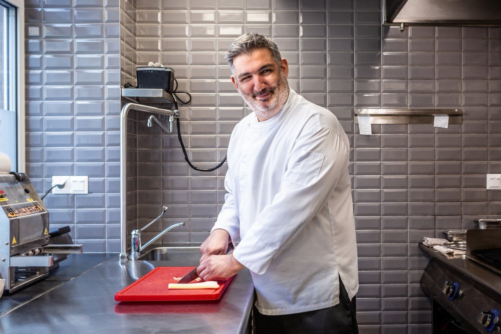 Kuchyni šéfuje Giannis Marakas, který v Praze žije rok. Kuchařské zkušenosti nasbíral mimo jiné i v michelinských restauracích v Paříži a Londýně.