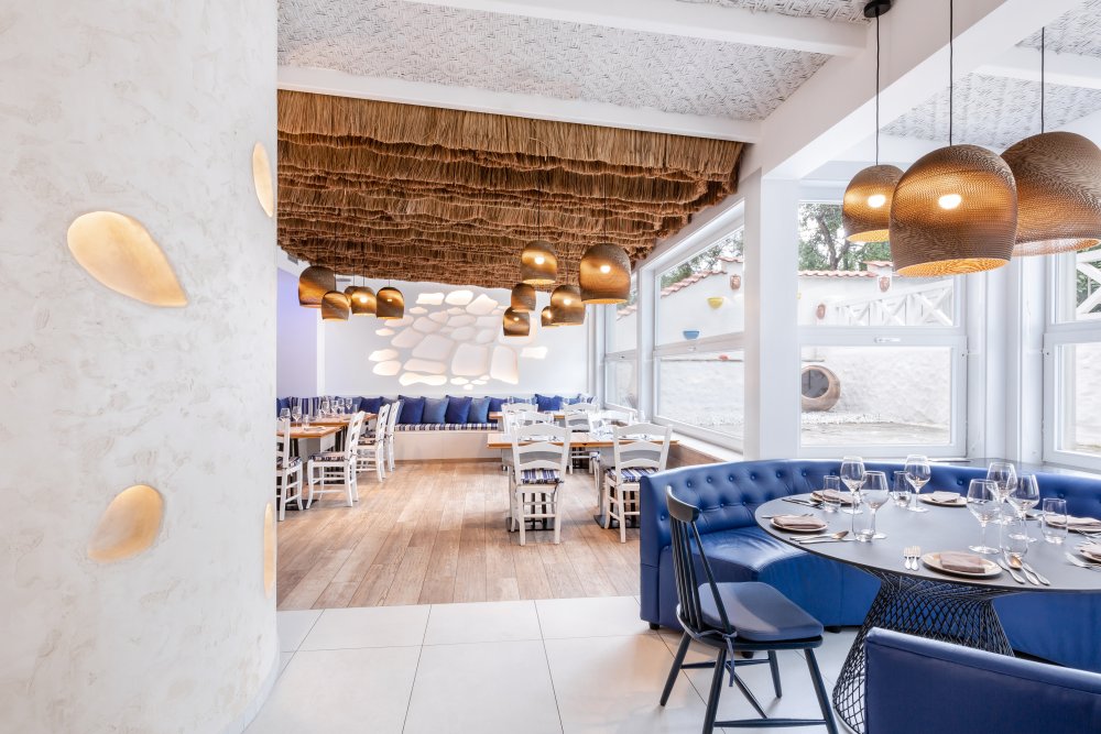 Atmosféra slunného Řecka na vás dýchne už jen díky interiéru restaurace Filema.