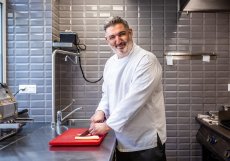 Kuchyni šéfuje Giannis Marakas, který v Praze žije rok. Kuchařské zkušenosti nasbíral mimo jiné i v michelinských restauracích v Paříži a Londýně.