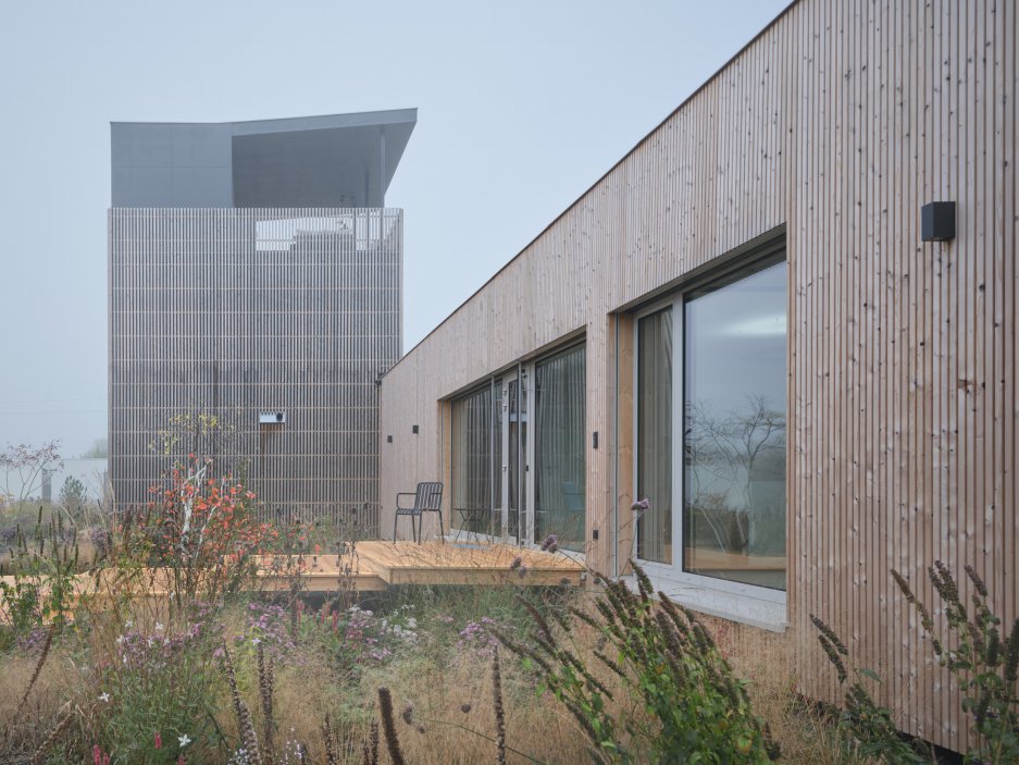 Firemní a rodinné sídlo Eko modular navrhli architekti z ateliéru Semela Ateliers