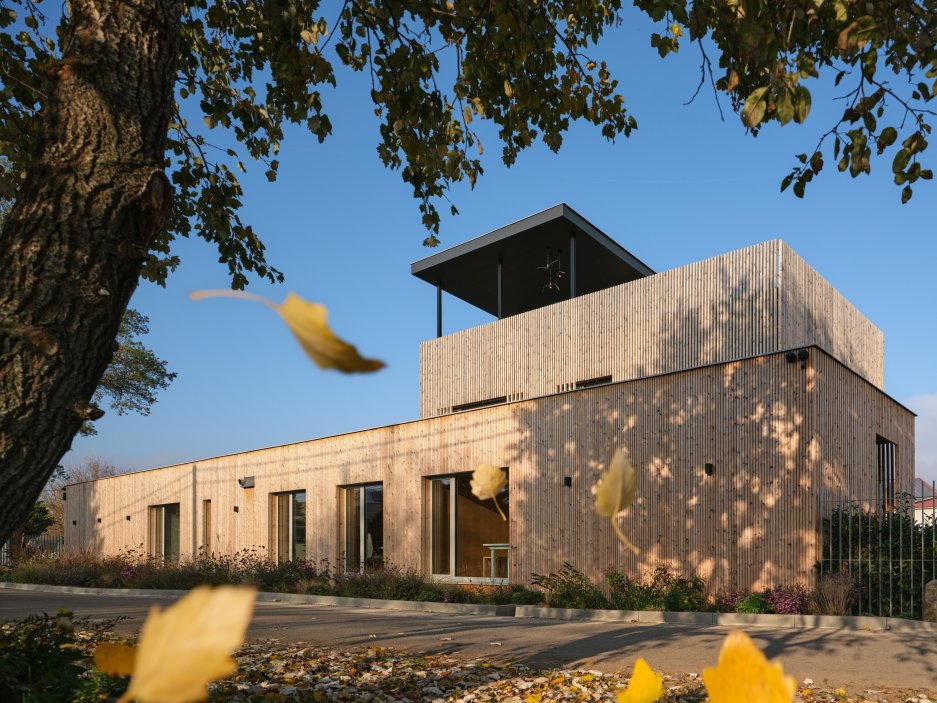 Firemní a rodinné sídlo Eko modular navrhli architekti z ateliéru Semela Ateliers