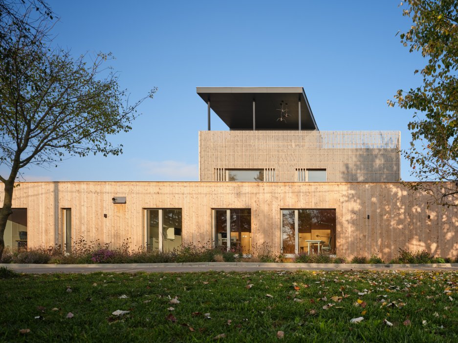 Firemní a rodinné sídlo Eko modular navrhli architekti z ateliéru Semela Ateliers