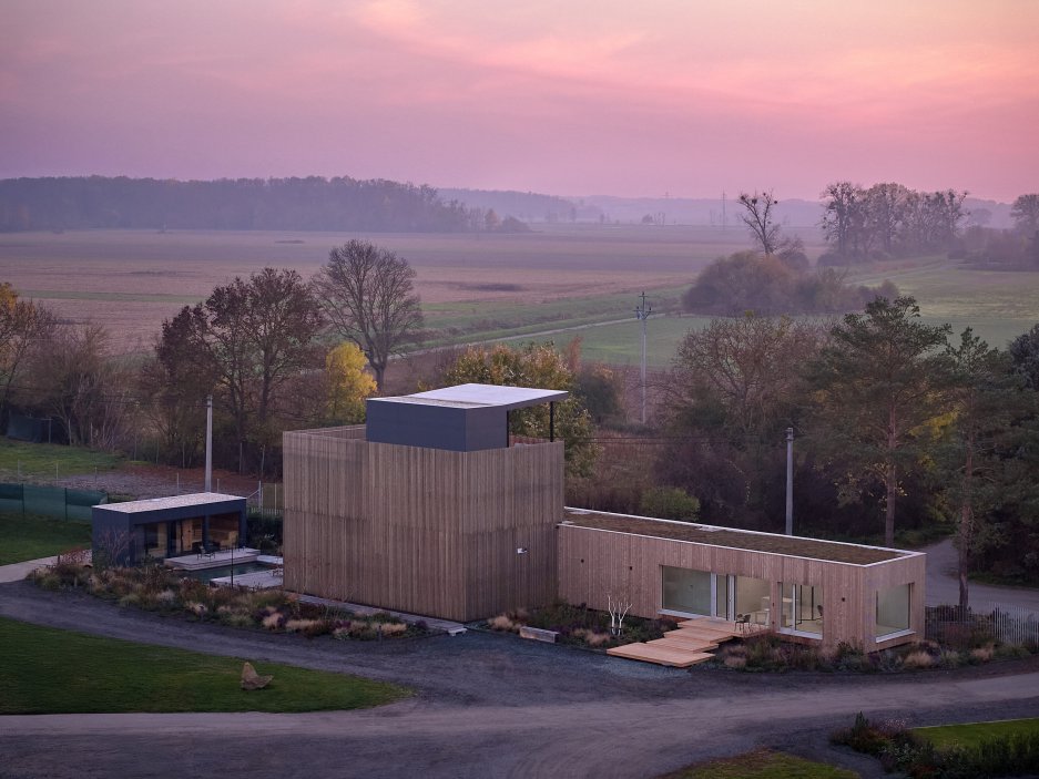 Firemní a rodinné sídlo Eko modular navrhli architekti z ateliéru Semela Ateliers