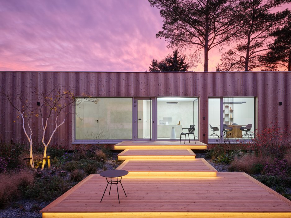 Firemní a rodinné sídlo Eko modular navrhli architekti z ateliéru Semela Ateliers