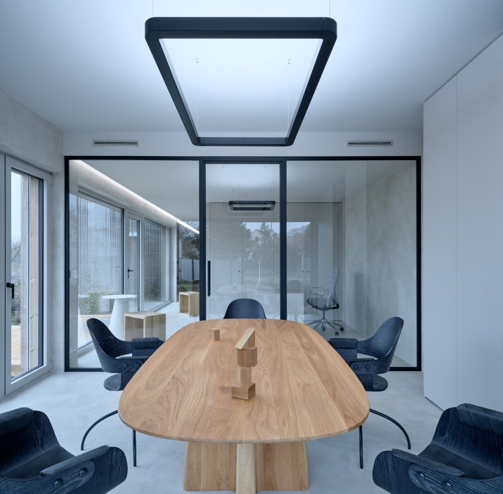 Firemní a rodinné sídlo Eko modular navrhli architekti z ateliéru Semela Ateliers
