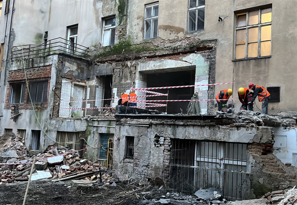 Pohled ze dvora na přízemní část objektu, kde se v prostoru za velkým zapáskovaným otevřeným otvorem nacházel operační sál vybudovaný již v době dr. Hausmana.