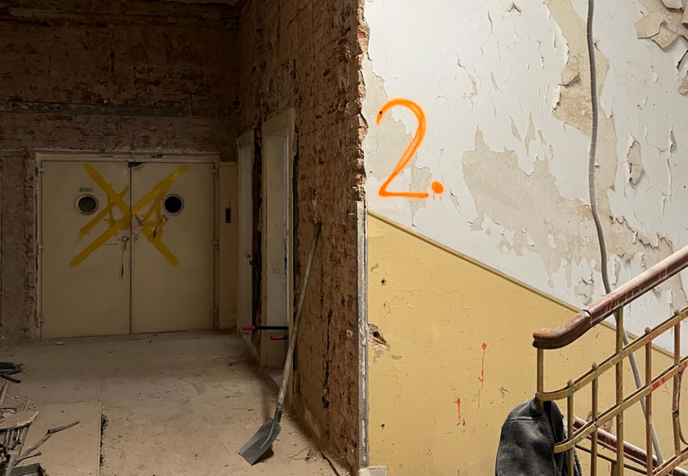 Pohled na výtahovou šachtu postavenou MUDr. Borůvkou ještě ve 20. letech 20. století poté, co zakoupil sanatorium MUDr. Hausmana (v levé části objektu).