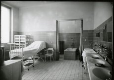 Později se změnilo na kliniku popálenin a plastické chirurgie. Právě tady podlehl farář Toufar zraněním způsobeným při výsleších Státní bezpečnosti a Palach popáleninám. 
