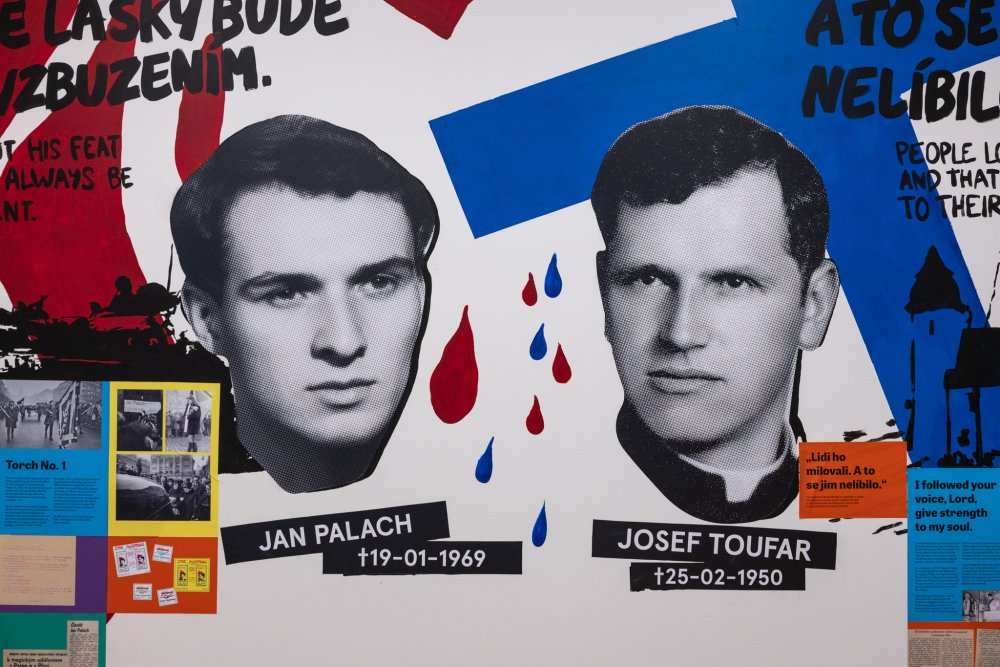 Smutnou historii domu, který se díky rekonstrukci podařilo zachránit, připomínají i dvě pamětní desky na fasádě domu.