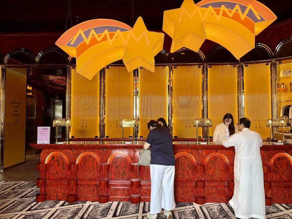 Lobby překvapuje svou barevností v šedé obchodní čtvrti